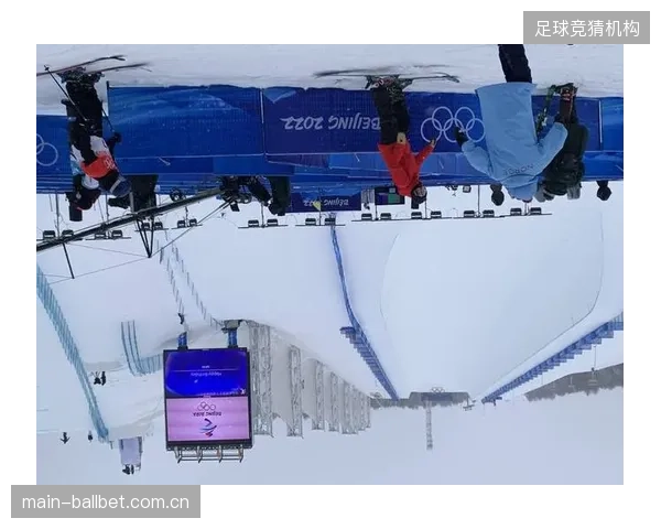 PistenBully在密苑云顶乐园针对冬奥赛道维护的培训中，强调了自动张紧系统与绞盘辅助的协同安全逻辑